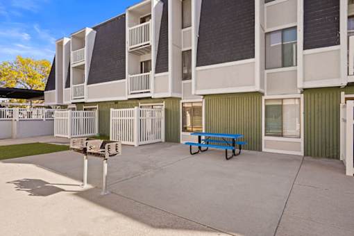 our apartments have a spacious courtyard with a picnic table