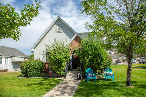front of property, the blue pearl 4 br lakeview home