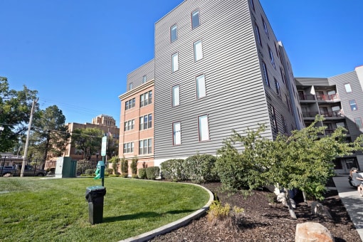 an apartment building on the corner of a sidewalk