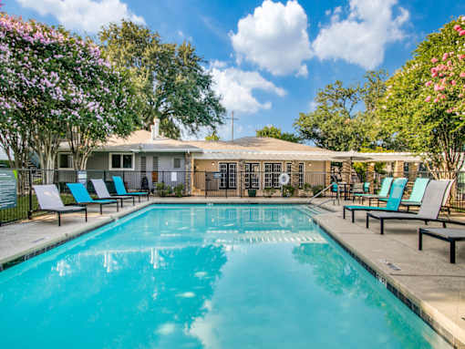 Resort-style swimming pool and sundeck at The Melville Apartments in Dallas, TX
