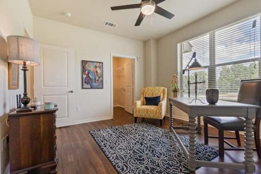 Stylish living area with modern décor at Auberge of Tyler apartments in Tyler TX.