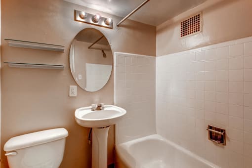 Bath at Fountainhead Apartments, Denver