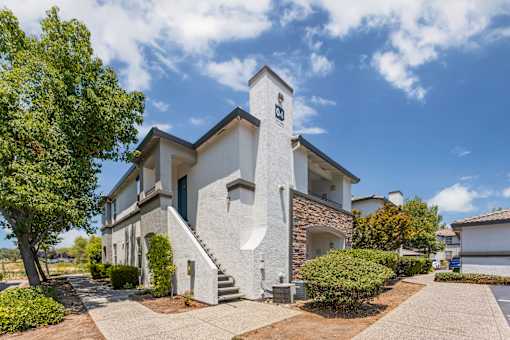 The complex at Ascent at the Galleria boasts carefully manicured landscaping, creating a beautiful, well-maintained environment that enhances the community’s charm and appeal.
