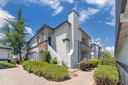Ascent at the Galleria features meticulously maintained landscaping, offering a stunning and polished outdoor setting that adds to the community’s welcoming atmosphere.