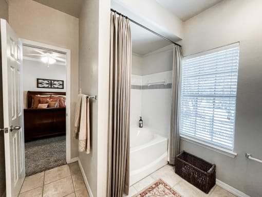 SaddleBrook apartments in Dallas, TX 1,2 & 3 Bedroom Apartment Homes.