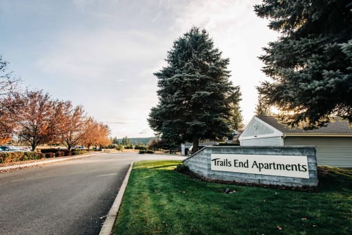 a sign that says trails end apartments
