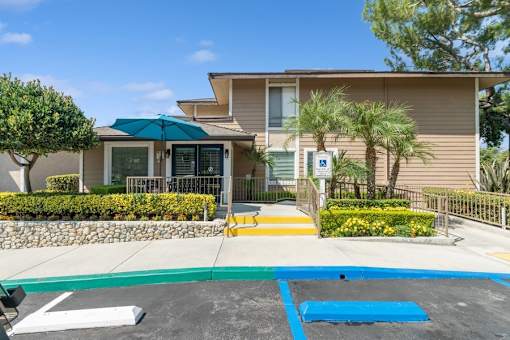 entrance at Stoneridge Apartment Homes