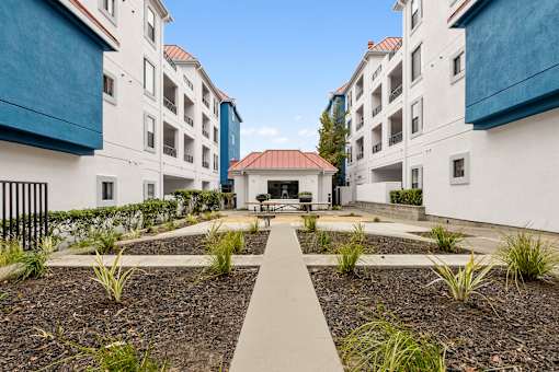Exterior Views at Del Norte Place Apartment Homes