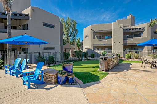 Garden Courtyard With Grills And Fireplace at Scottsdale Horizon Apartments, Scottsdale, 85260