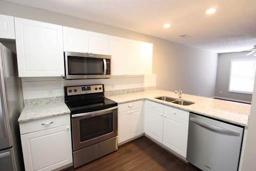 Donahue - 2 Bedroom - Renovated