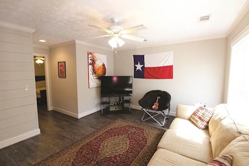 Glenn Oaks - 2 Bedroom - Renovated