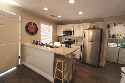 Glenn Oaks - 2 Bedroom - Renovated