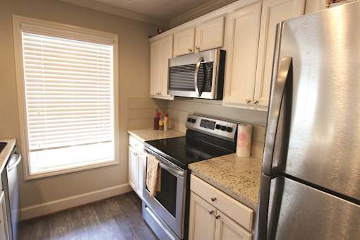 Glenn Oaks - 2 Bedroom - Renovated