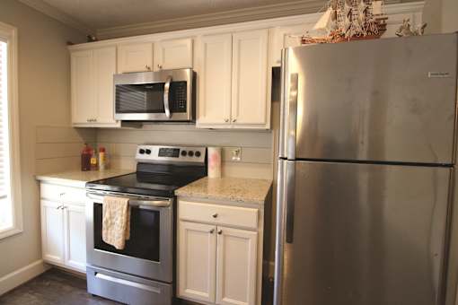 Glenn Oaks - 2 Bedroom - Renovated