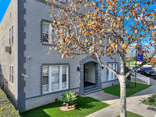 Exterior View of Building at Hobart Apartments, Los Angeles