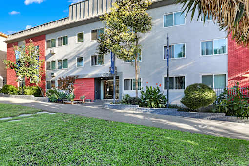 Lawn area in front of the building at La Fayette Marquis, Los Angeles, California
