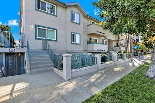 Walking Path at Elmwood Gardens, Burbank, CA, 91502