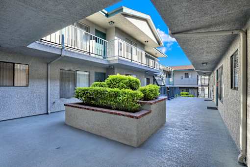 Large Courtyard at Elmwood Gardens, Burbank, California