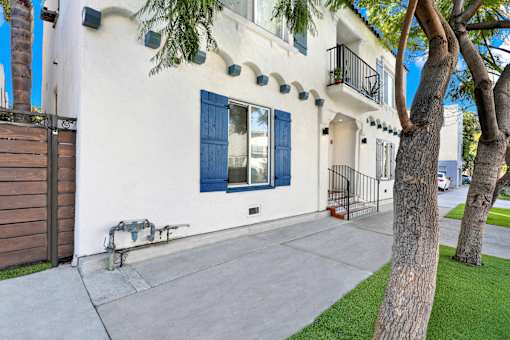 Courtyard View at Barton Apartments, Los Angeles, CA 90038