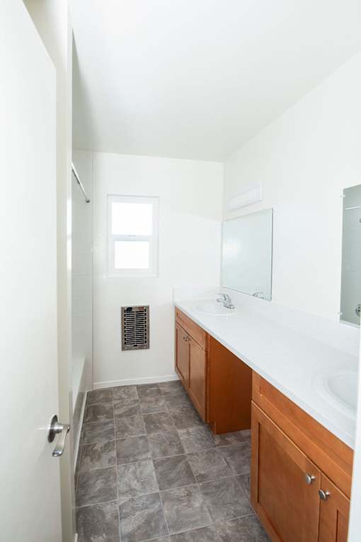 #215 2bd/2ba Double Sinks Large Bathroom