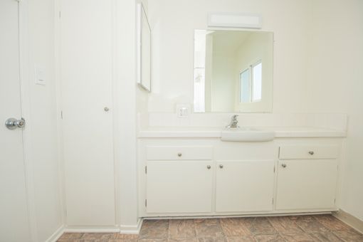 2900-016 Bathroom alt. view