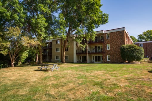 a picnic table in front of an apartment building