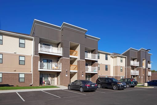 Elegant Exterior View at Gladstone Apartments, Columbus