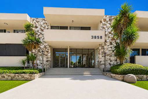 The building number is 3858.