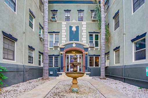 A courtyard with a fountain in the middle of it.