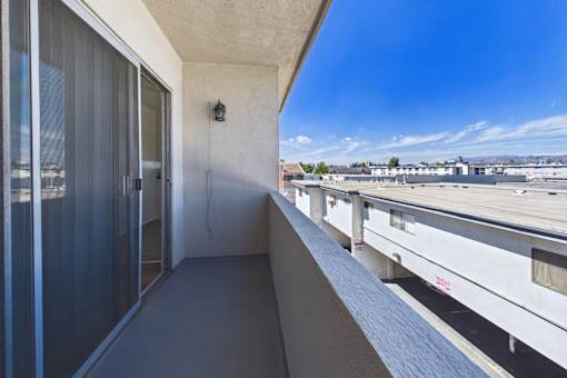 A balcony with a view of the cityscape.