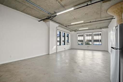 A large empty room with a concrete floor and ceiling.