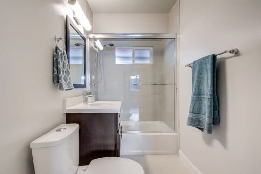 Studio apartment with spacious bathroom. Move in special.