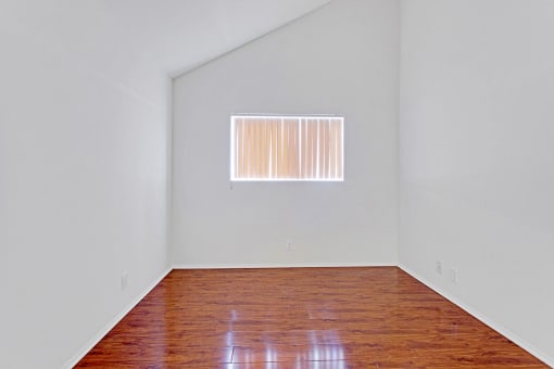 Bedroom ; Hardwood Floors