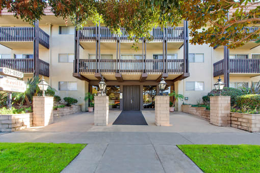 Seville townhouse entrace with a beautiful landscaping