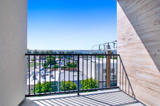 additional photo for property listing at chic digs with room to stretch out in the village 22 car