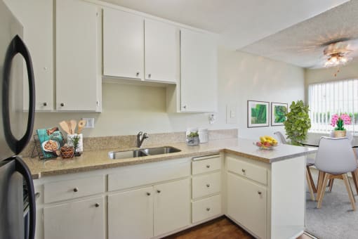 Kitchen With a double sink, small breakfast bar