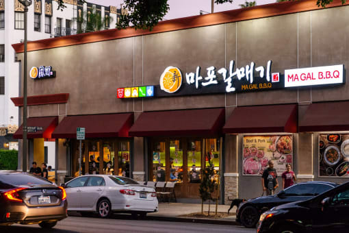 a fast food restaurant on a city street