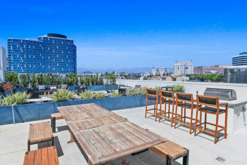 Rooftop Deck with Picnic area, BBQ Grills, 360° Views
