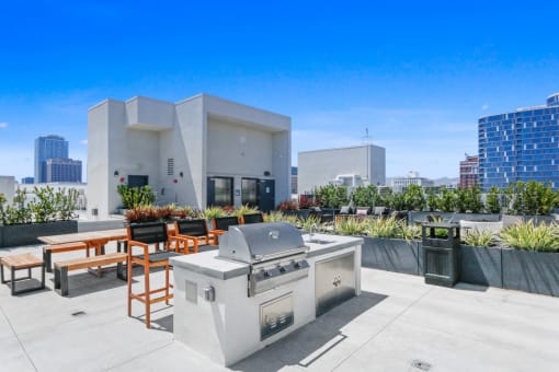 Rooftop Deck with Picnic area, BBQ Grills