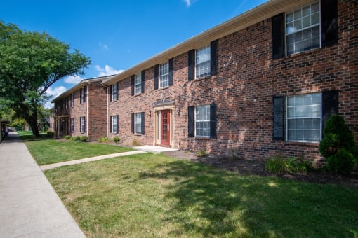 Apartment building exterior at Briarwood Apartments Toledo