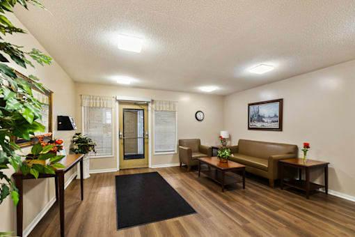 Resident social lounge at Carriage House Glendale Apartments, offering a comfortable space for relaxation and community gatherings.