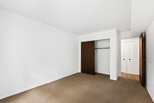Bedroom with a closet in a 1-bed, 1-bath apartment at Carriage House Glendale.