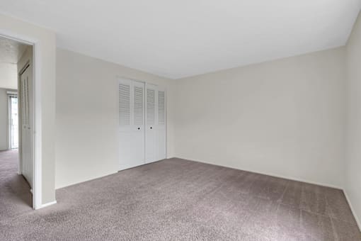 Carpeted bedroom in a 1-bed, 1-bath apartment at Mount Vernon.