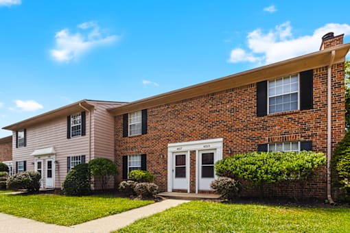 Exterior view of Briarwood Apartments, Columbus, IN.