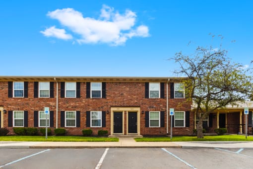 Exterior view of Briarwood Apartments in Lafayette, with parking spaces conveniently located in front.