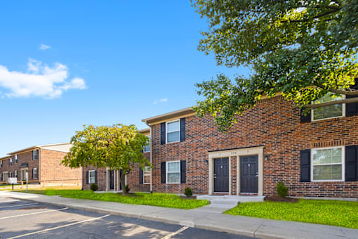 Exterior view of a building at Carriage House Apartments in Kendallville.