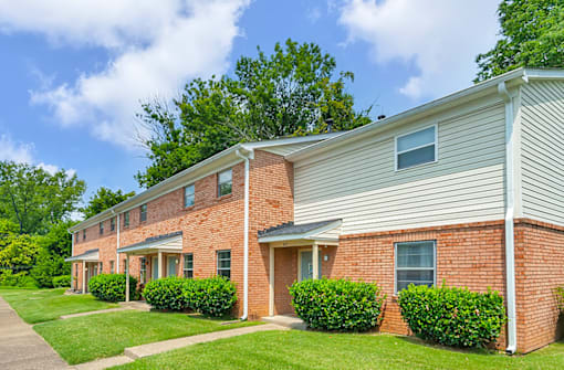 Exterior view of a building at Valley Ridge Apartments with well-maintained landscaping.