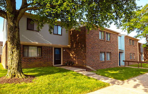 Exterior view of Henderson Court Apartments showcasing architecture and well-maintained surroundings.