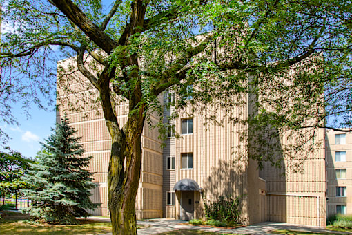 Exterior view of Edsall House in Fort Wayne, showcasing the building design.
