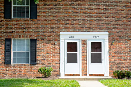 Exterior view of Briarwood Apartments, Columbus, IN,